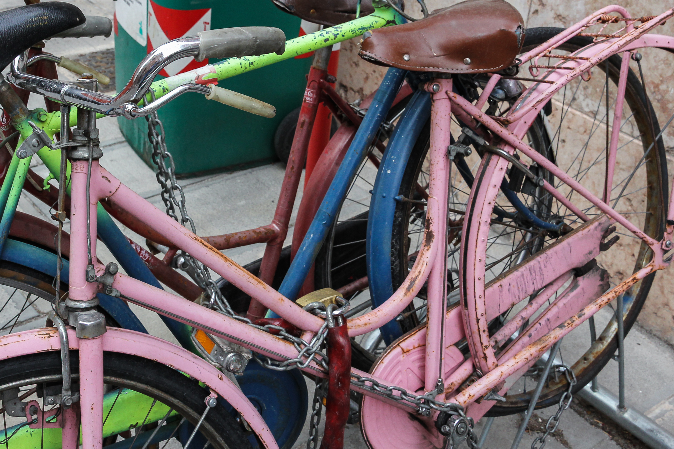 Auch die ältesten Räder werden abgesperrt – rosa, blau, grün, verrostet
